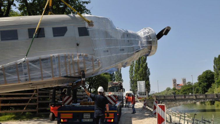 Die Ju 52 des Deutschen Museums fährt durch München