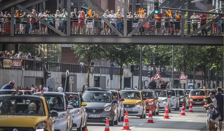 Längste smart Parade zieht mit über 1.600 Fahrzeugen durch Hamburg