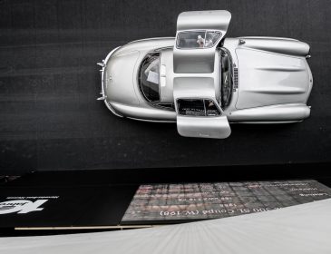 Hundert 300 SL Flügeltürer vor dem Mercedes-Benz Museum