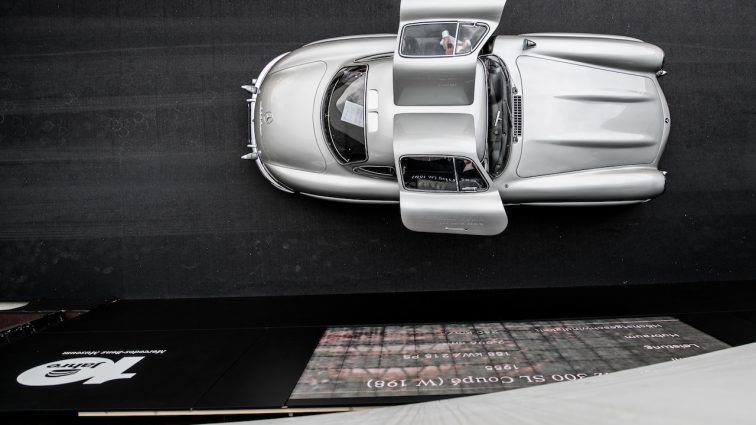 Hundert 300 SL Flügeltürer vor dem Mercedes-Benz Museum