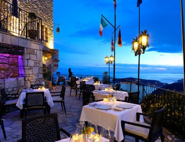 Bezauberndes Südfrankreich: Im Château Eza speisen Gäste mit traumhaftem Ausblick auf die Côte D´Azur