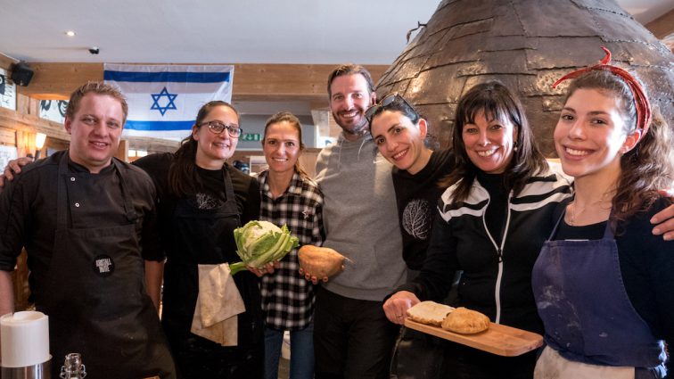 Tel Aviv meets Hochzillertal: Israelische Starköche & Künstler färben Kristallhütte weiß-blau