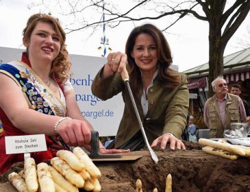 Ministerin Kaniber eröffnet bayerische Spargelsaison