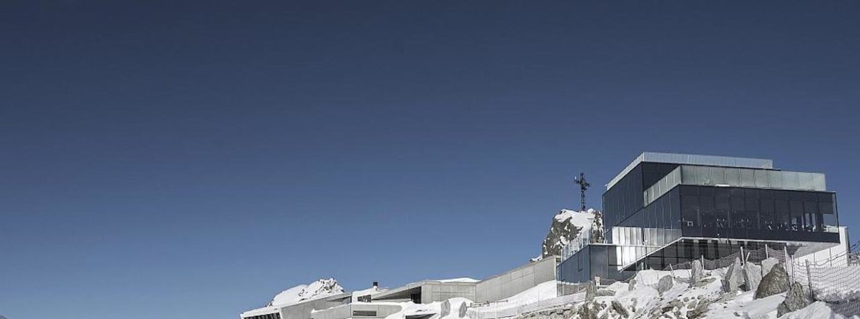 James Bond und Jaguar Land Rover in Sölden: Naomie Harris eröffnet Erlebniswelt „007 ELEMENTS“