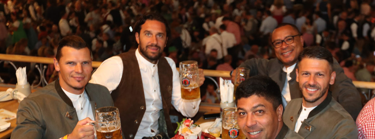 Die Legenden des FC Bayern München feiern auf der Wiesn mit Paulaner