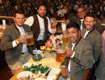 Die Legenden des FC Bayern München feiern auf der Wiesn mit Paulaner