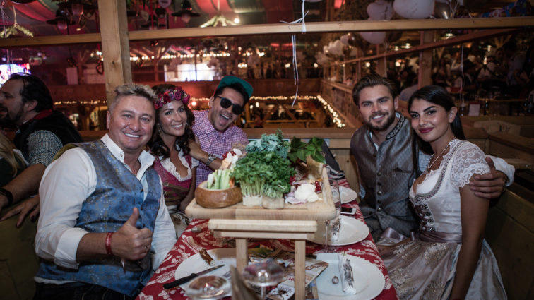 Wasen anstatt Wiesn: Johannes Haller und Yeliz Koc, Dieter Thoma, Hubert Fella, VfB Stuttgart-Präsident Wolfgang Dietrich etc feiern in Stuttgart bei der Wasenpirsch