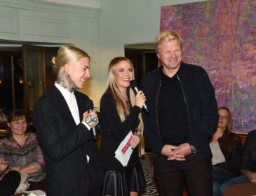 Finissage im „Hearthouse“: Oliver Kahn bekommt Spende in Höhe von 21.000 Euro für seine Oliver Kahn Stiftung von „The Emotion Artist“ Alexander Höller