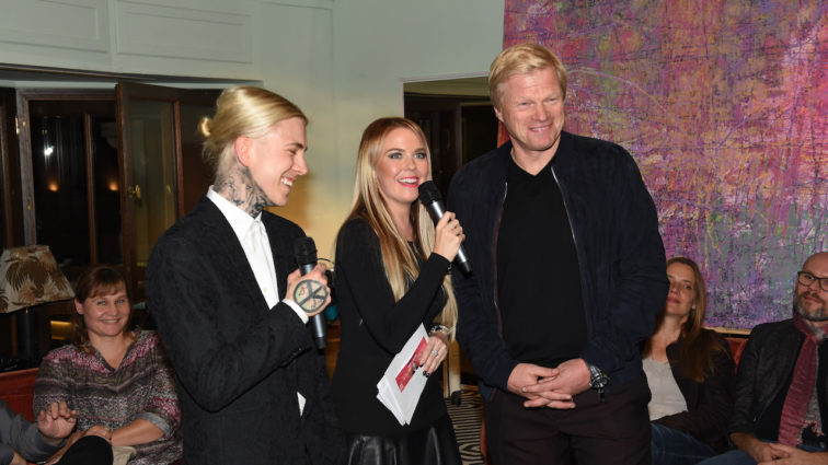 Finissage im „Hearthouse“: Oliver Kahn bekommt Spende in Höhe von 21.000 Euro für seine Oliver Kahn Stiftung von „The Emotion Artist“ Alexander Höller