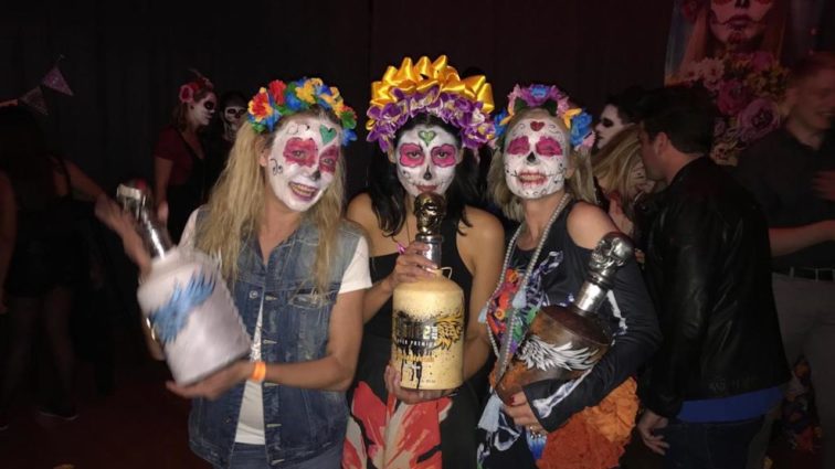 Auch die deutschen VIPs feierten Halloween  – auf mexikanisch: „Halloweenparty Padre Azul“ im Hotel Lovelace in München