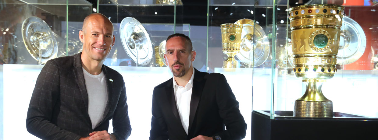 Arjen Robben und Franck Ribéry bringen die Meisterschale und den DFB-Pokal in die FC Bayern Erlebniswelt