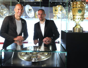 Arjen Robben und Franck Ribéry bringen die Meisterschale und den DFB-Pokal in die FC Bayern Erlebniswelt