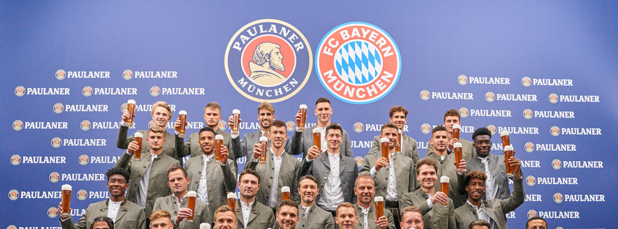 Die Stars des FC Bayern München in Lederhosen