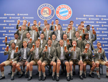 Die Stars des FC Bayern München in Lederhosen
