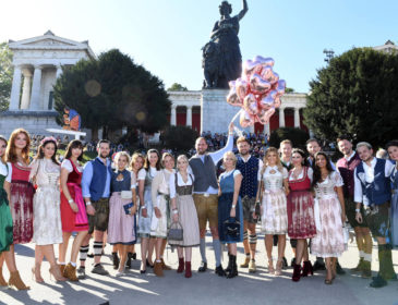 „Daller Tracht InStars Wiesn“ im Weinzelt auf dem Oktoberfest