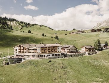 Ein goldener Sommer im Hotel Goldener Berg in Oberlech