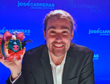 Glücksschwein von Stargeiger David Garrett erzielt 3.011 Euro für die José Carreras Leukämie-Stiftung