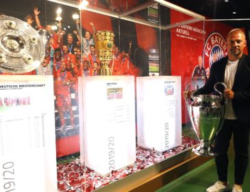 Hansi Flick präsentiert das Triple im FC Bayern Museum