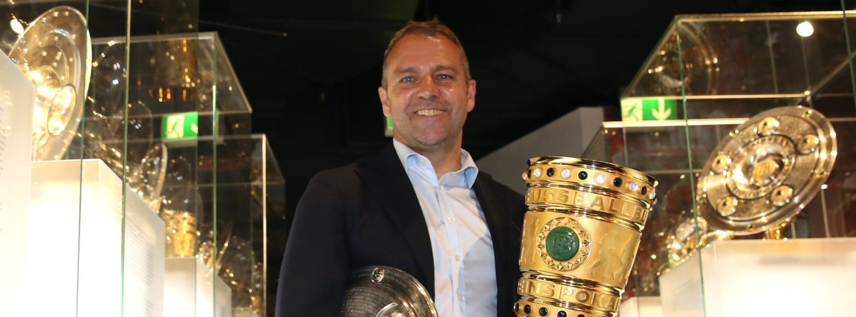 Hansi Flick bringt Meisterschale und Pokal ins Museum