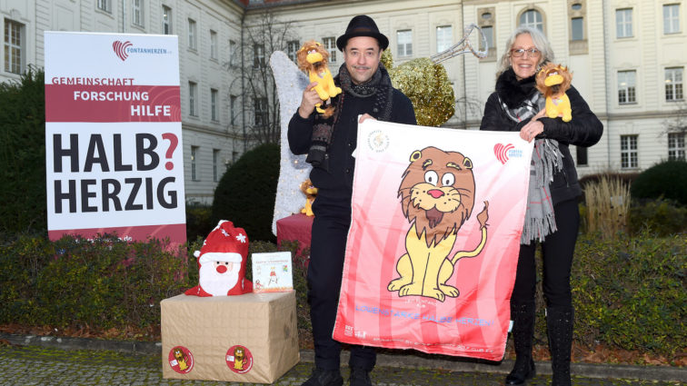 Aktion der EAGLES: 1.000 Kuscheldecken an Kinder mit Fontanherz