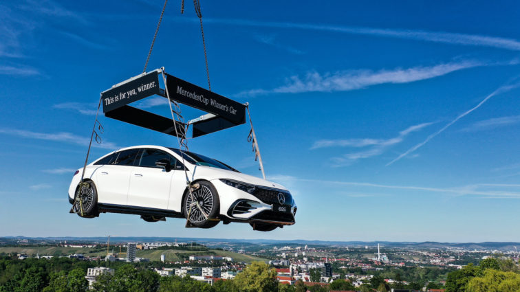 MercedesCup 2021: Ein EQS schwebt über Stuttgart