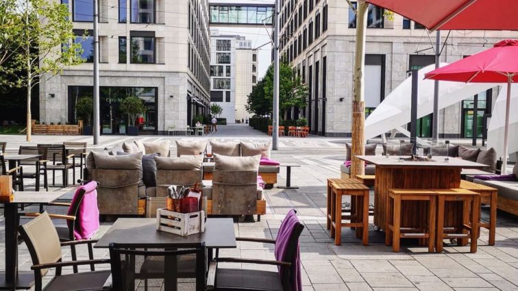 Sommer am Schwabinger Tor, dem modernen Stadtquartier in München