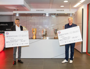 Herbert Hainer und Oliver Kahn übergeben Schecks für Flutopferhilfe