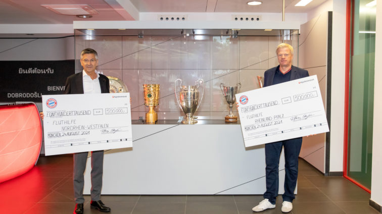 Herbert Hainer und Oliver Kahn übergeben Schecks für Flutopferhilfe