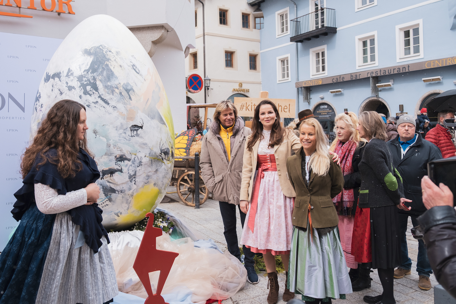 Kunstvolle Oster-Charity auf dem Ostermarkt in Kitzbühel