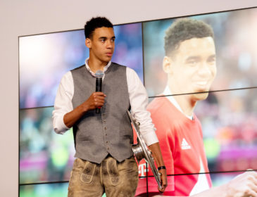 Jamal Musiala bringt die Meisterschale: Zehnerpack ab jetzt im FC Bayern Museum