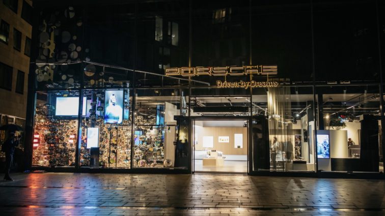 Porsche eröffnet Brand Store im Dorotheen Quartier in Stuttgart