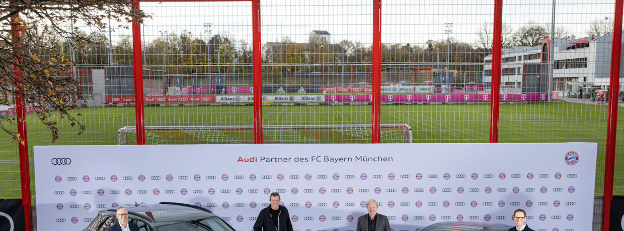Audianer_innen übergeben neue Dienstwagen an FC-Bayern-Profis