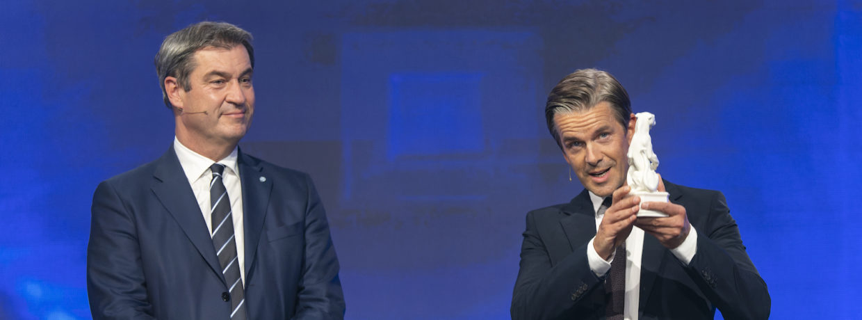 Ministerpräsident Dr. Markus Söder zeichnet Markus Lanz mit Ehrenpreis zum „Blauer Panther – TV & Streaming Award“ aus