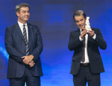 Ministerpräsident Dr. Markus Söder zeichnet Markus Lanz mit Ehrenpreis zum „Blauer Panther – TV & Streaming Award“ aus
