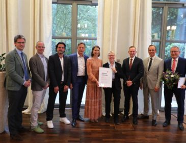 Beim Sommerempfang der Würth Repräsentanz in Berlin spendet die Stiftung Würth 10.000 Euro