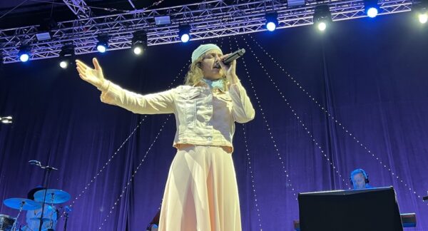 „Regen-geküsstes“ Konzert von Katie Melua auf Schloss Kapfenburg