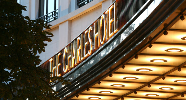 Exklusives The Charles Hotel-Dirndl von CocoVero für die Wiesn 2023