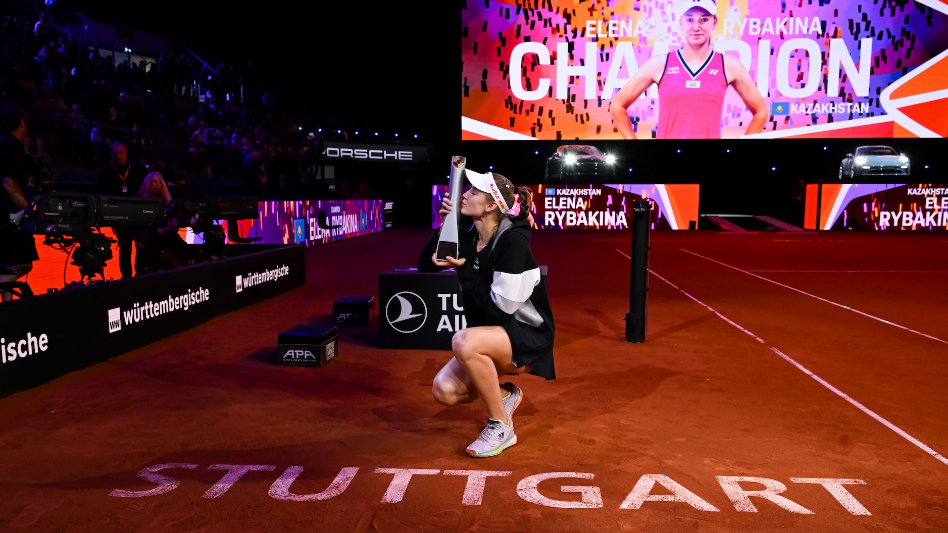 Elena Rybakina gewinnt den Porsche Tennis Grand Prix in Stuttgart