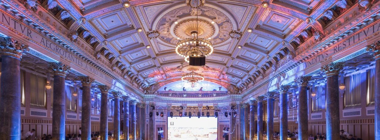 Ball des Weines 2024 im Kurhaus in Wiesbaden – Alles bunt!