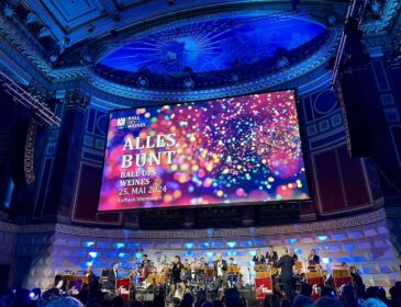 Motto „Alles bunt“ – Das war der 22. Ball des Weines im Kurhaus in Wiesbaden