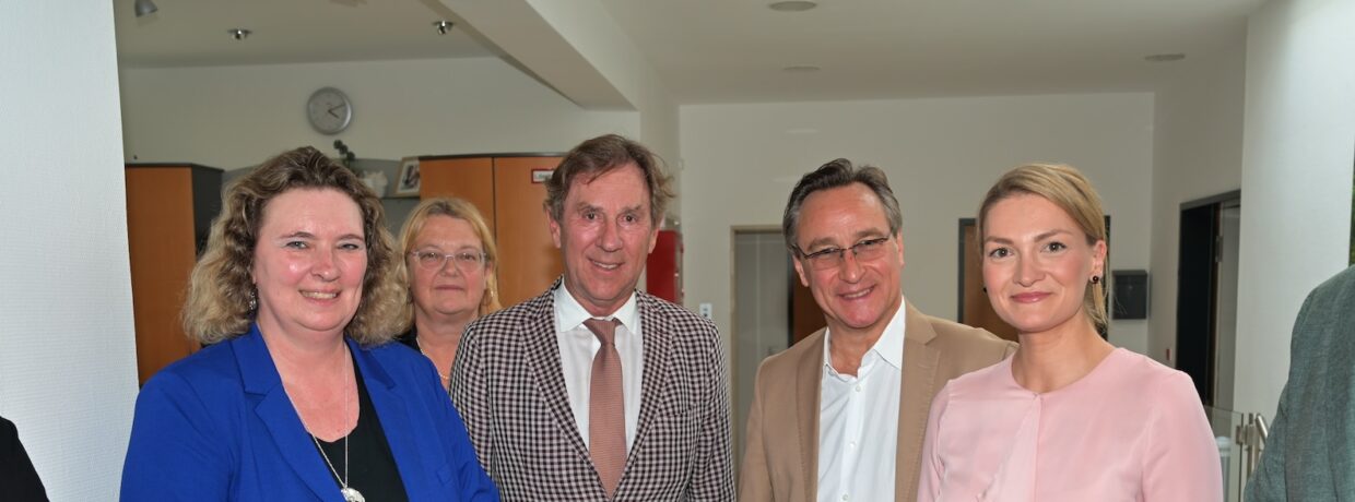Bayerische Gesundheitsministerin Judith Gerlach besucht „Sonnenhof“ von Ralph Piller
