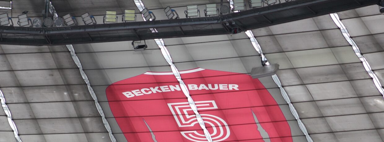 Trikot in Gedenken an Franz Beckenbauer in Allianz Arena