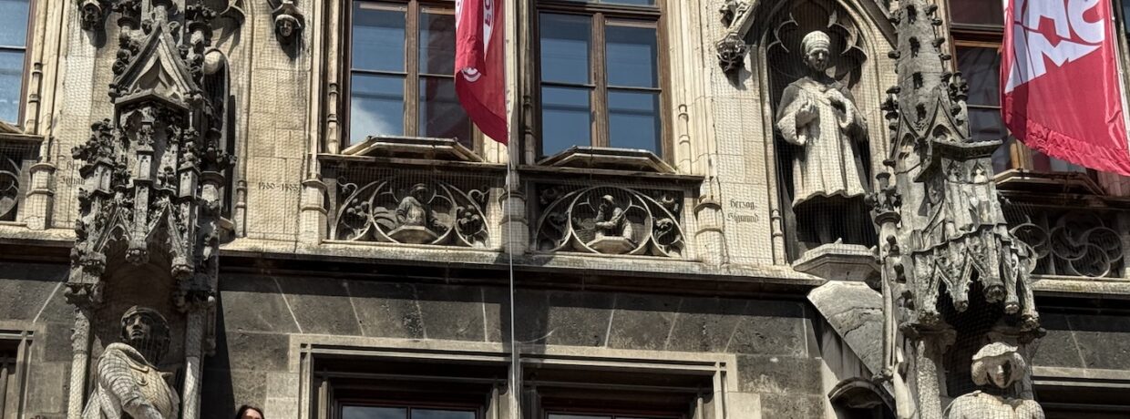 Ein Balkon, zwei Teams, drei Titel: das war die Meisterfeier des FC Bayern München