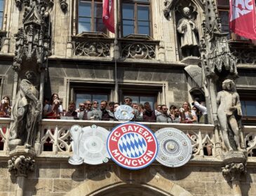 Ein Balkon, zwei Teams, drei Titel: das war die Meisterfeier des FC Bayern München