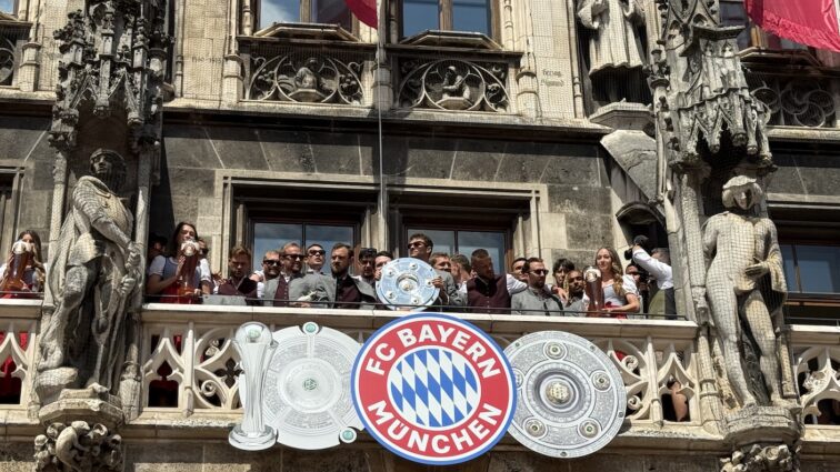 Ein Balkon, zwei Teams, drei Titel: das war die Meisterfeier des FC Bayern München