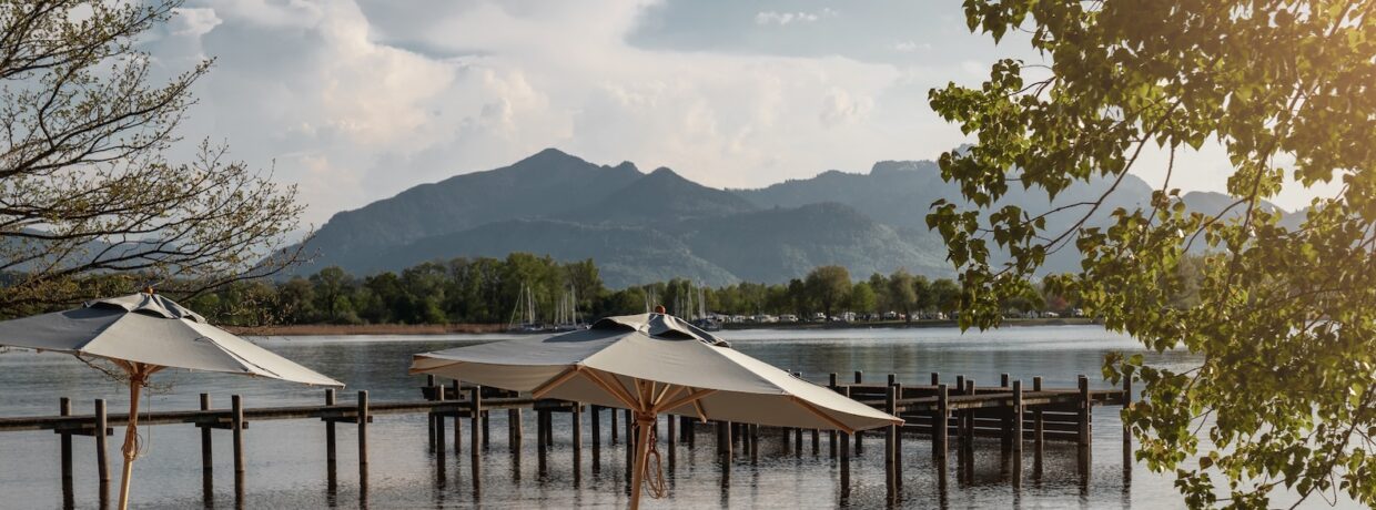 Dresscode: Sommerlook. Das neue Chiemgauhof Lakeside Retreat öffnet seinen Beach Club