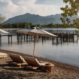 Dresscode: Sommerlook. Das neue Chiemgauhof Lakeside Retreat öffnet seinen Beach Club