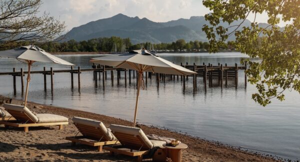 Dresscode: Sommerlook. Das neue Chiemgauhof Lakeside Retreat öffnet seinen Beach Club