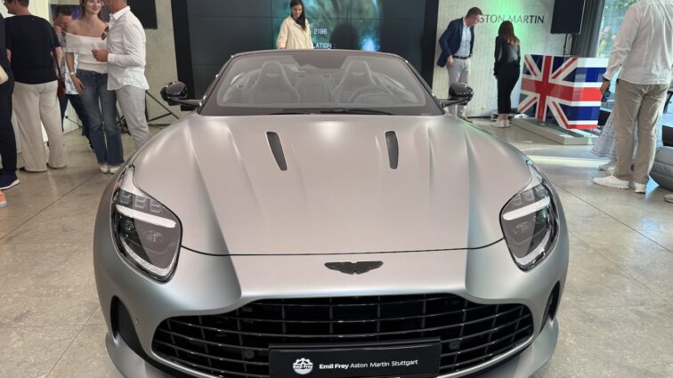 Aston Martin Brand Store Stuttgart feiert Handwerkskunst mit Stil, Substanz – und Champagner