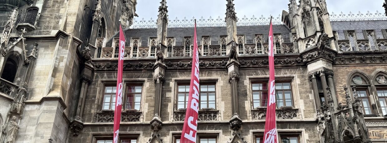 Der FC BAYERN feierte auf dem Rathausbalkon in München den Gewinn der 35. Deutschen Meisterschaft
